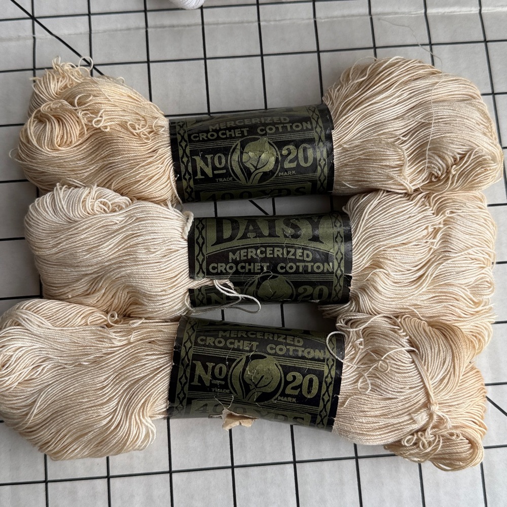 Lot/9 Vintage Daisy Lily Mercerized Crochet Cotton No 20 400 Yards White Thread - Picture 5 of 7